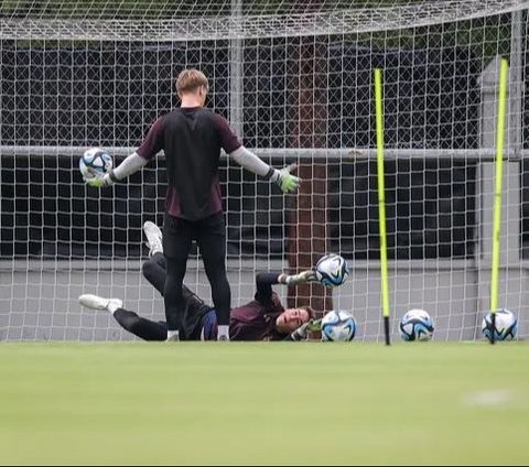 Timnas Jerman U-17 kembali menggelar latihan menjelang partai final Piala Dunia U-17 2023. Menariknya, latihan yang berlangsun di Lapangan Kota Barat, Solo, Kamis (30/11) ini terpantau sepi. Tampak hanya diikuti oleh dua kiper atau penjaga gawang.