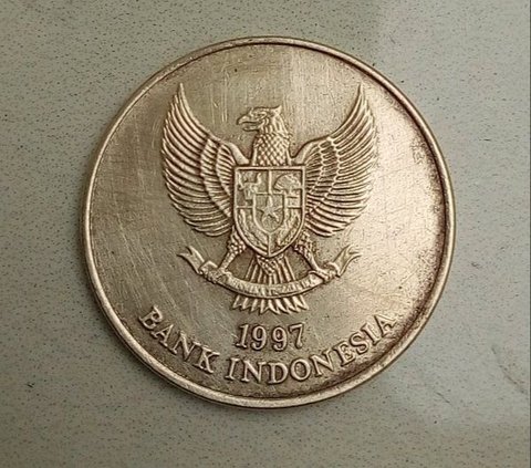 Telaah ciri-ciri uang Rupiah logam pecahan Rp500 TE 1991, Rp1.000 TE 1993, dan Rp500 TE 1997 pada gambar terlampir .