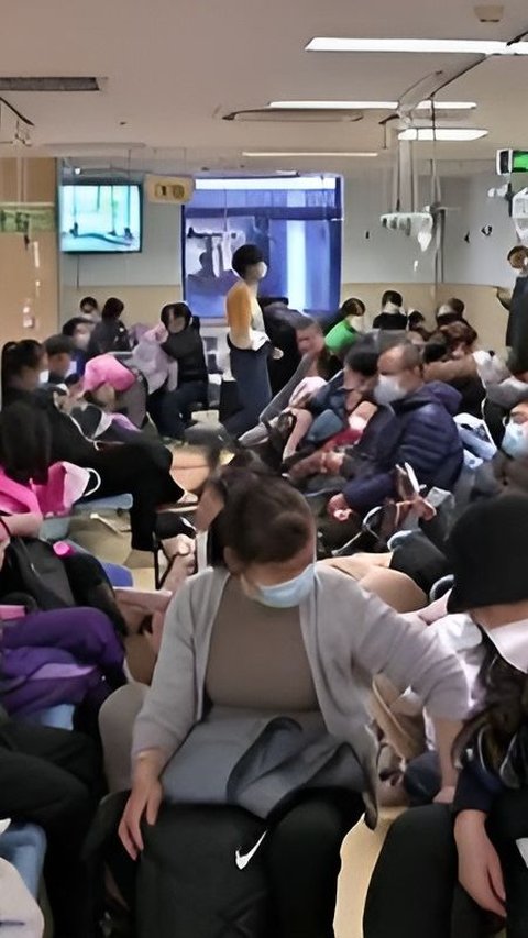 Portrait of a Crowded Hospital in China with 'Mysterious' Pneumonia Patients, a Potential New Pandemic?