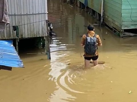 Air Masuk Perlahan, Momen Genangan Banjir Masuk Rumah saat Makan Bersama Ini Viral