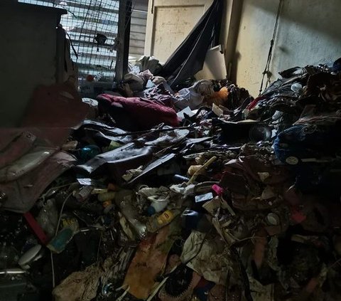 Shocked Boarding House Owner Finds Room Full of Trash Almost Reaching the Ceiling, Unreasonable Tenant Behavior
