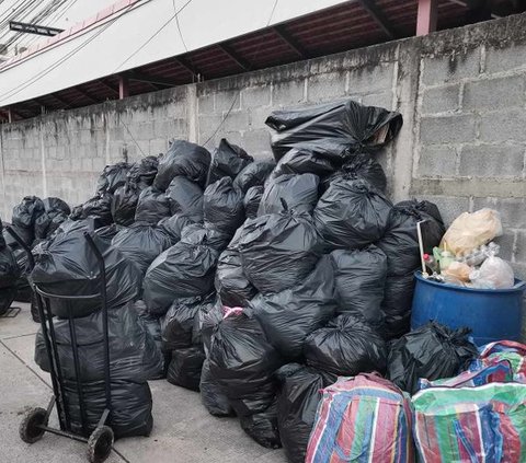 Shocked Boarding House Owner Finds Room Full of Trash Almost Reaching the Ceiling, Unreasonable Tenant Behavior