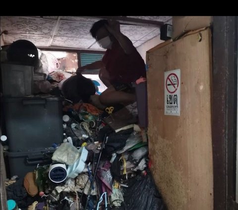 Shocked Boarding House Owner Finds Room Full of Trash Almost Reaching the Ceiling, Unreasonable Tenant Behavior