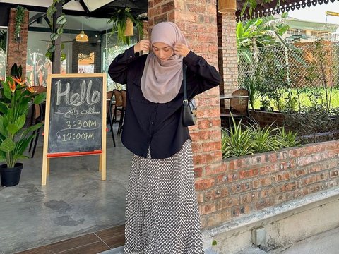 Tutorial Hijab Curve to Cover the Chest for a Girly Look