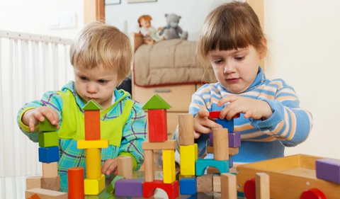 1. Montessori: Menumbuhkan Kemandirian dan Kreativitas