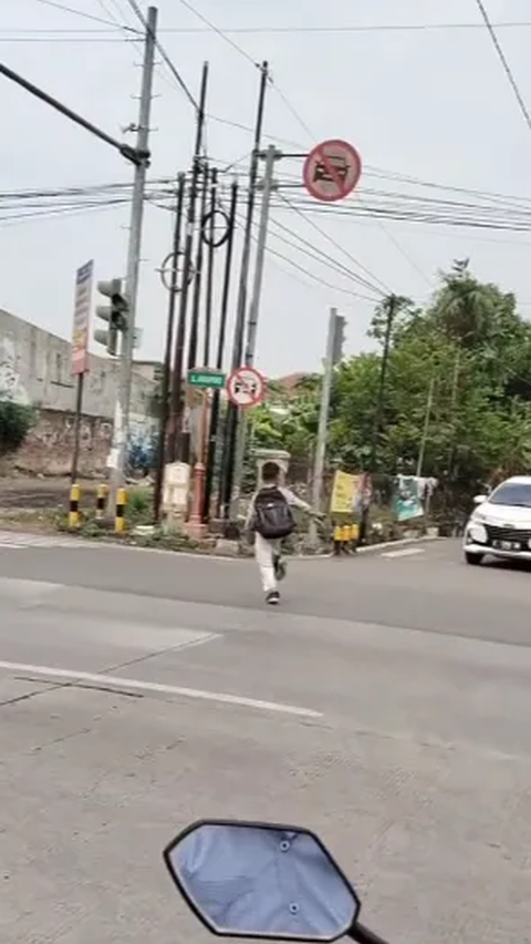 Pengendara Yang Suka Menerobos Apa Gak Malu, Seorang Bocah Jalan Kaki ...