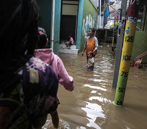 Banjir kiriman dari Bogor, yang menyebabkan Sungai Ciliwung meluap, merendam permukiman warga di kawasan Kebon Pala, Jatinegara, Jakarta Timur, Jumat (1/12/2023).