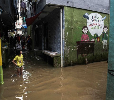 FOTO: Kondisi Banjir Kiriman di Kebon Pala Mulai Surut