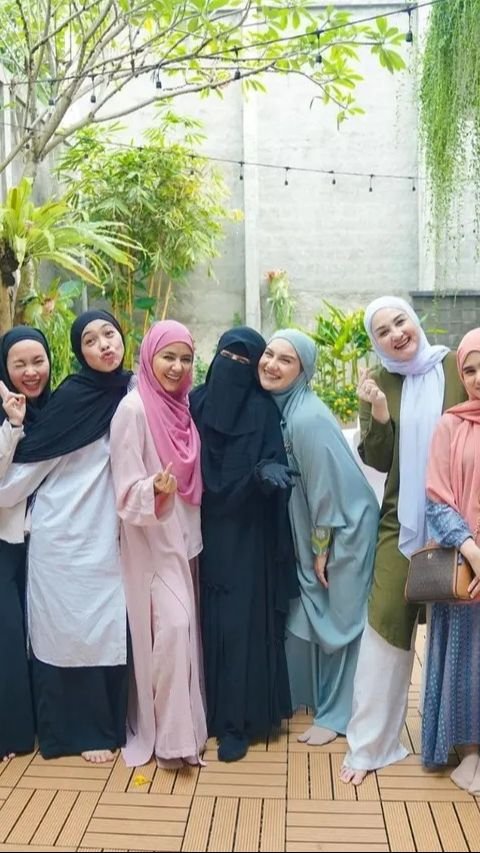 2. Di antara mereka terlihat Tissa Biani, Dara Arafah, Fairuz A Rafiq, dan Kartika Putri yang turut serta dalam kajian yang dipimpin oleh Ummi Pipik hingga Mufti Menk.