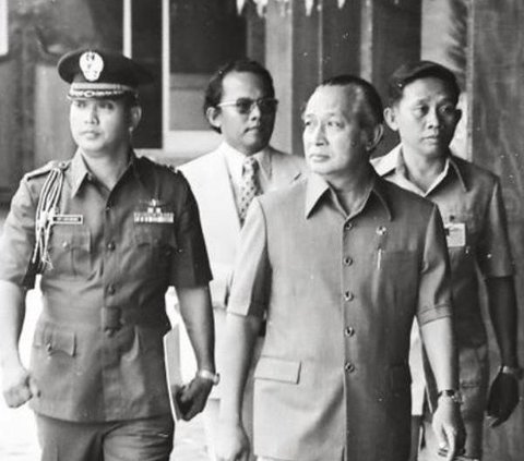 Old Portrait of President Soeharto Leading the Second Development Cabinet Meeting, Guarded by General TNI's Father