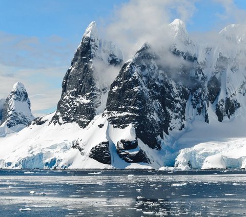Shocking Discovery of Secret City and Alien Creatures beneath Antarctica