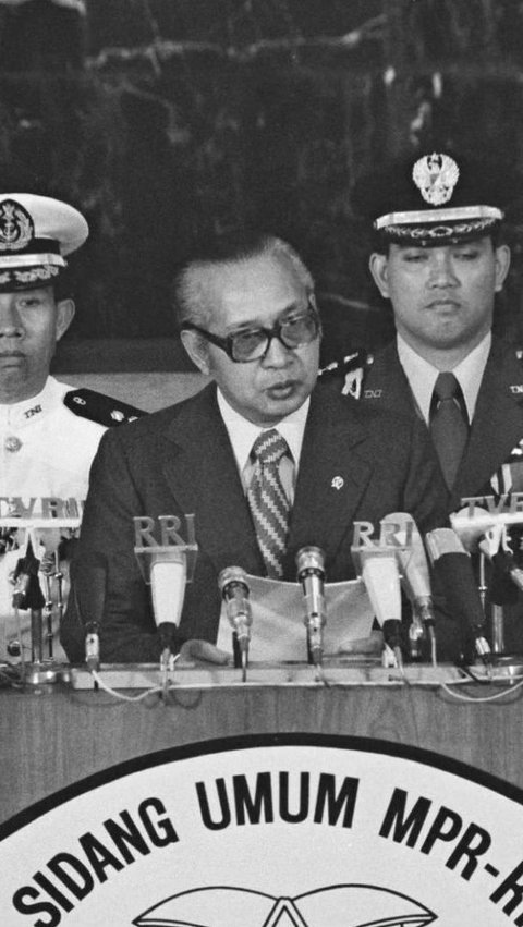 Old Portrait of President Soeharto Leading the Second Development Cabinet Meeting, Guarded by General TNI's Father