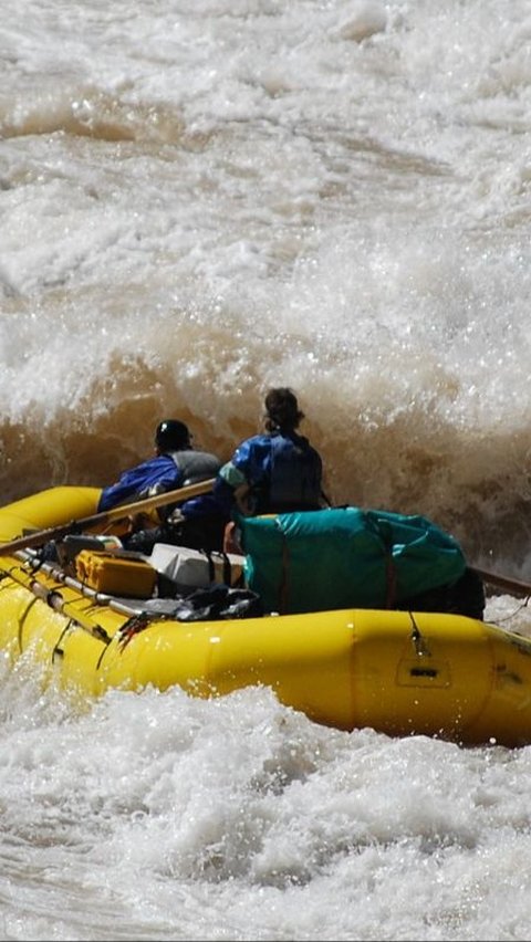 <b>Memacu Adrenalin Bermain Arung Jeram</b>