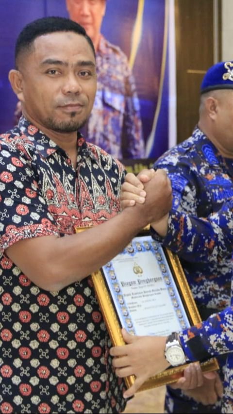 Bupati Taliabu Terima Penghargaan dari Polda Maluku Utara