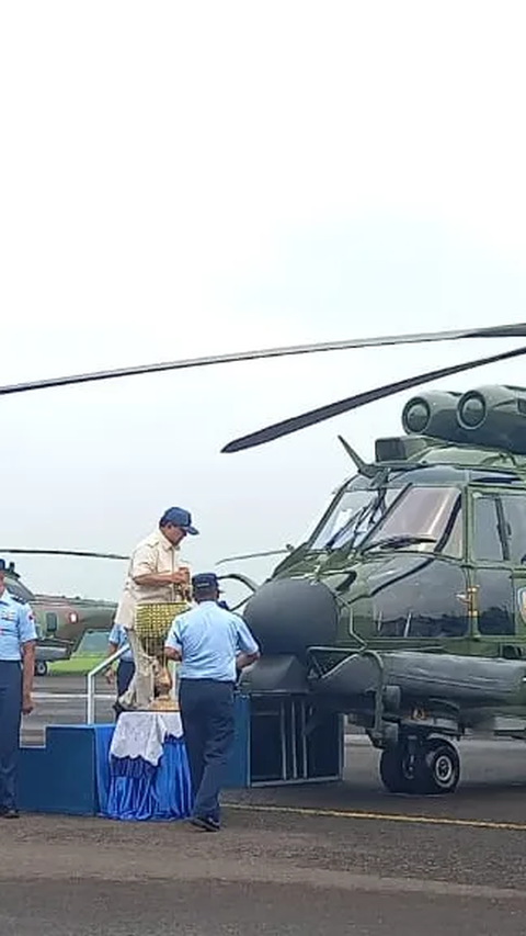 Prabowo Guyur Helikopter H225M Nomor 8 Pakai Air Kembang saat Serahkan ke TNI AU