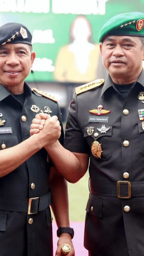 Momen Sertijab Kasad Dihadiri Panglima TNI, Letjen Maruli Simanjuntak Gagah Pegang Panji TNI AD