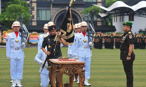 Momen Sertijab Kasad Dihadiri Panglima TNI, Letjen Maruli Simanjuntak Gagah Pegang Panji TNI AD