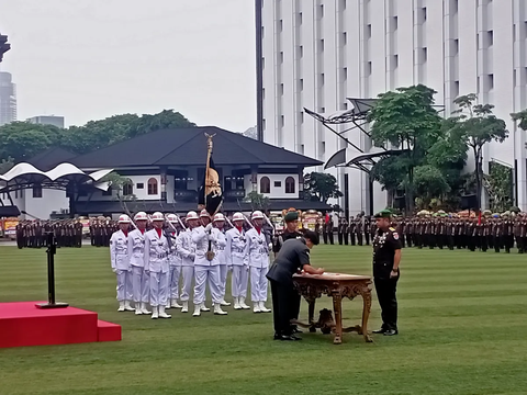 Momen Sertijab Kasad Dihadiri Panglima TNI, Letjen Maruli Simanjuntak Gagah Pegang Panji TNI AD