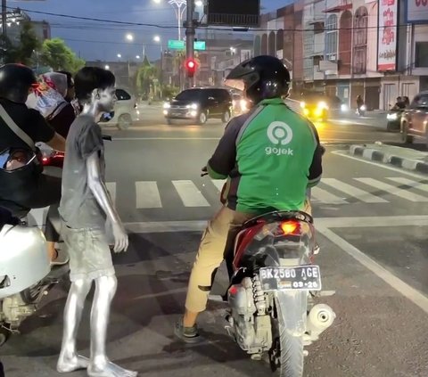 Momen Haru Ojol Bantu Manusia Silver Pulang karena Tak Ada Ongkos, Sungguh Menyentuh Hati