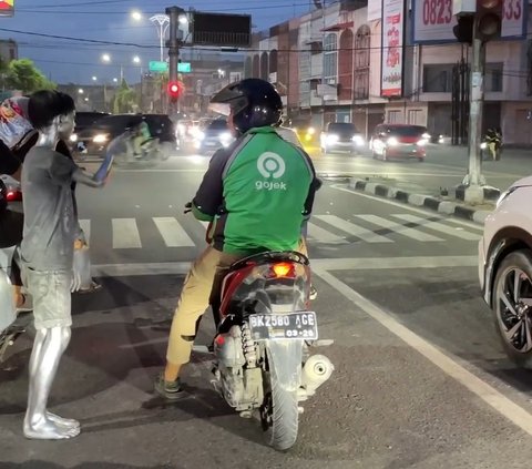 Momen Haru Ojol Bantu Manusia Silver Pulang karena Tak Ada Ongkos, Sungguh Menyentuh Hati