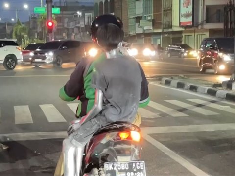 Momen Haru Ojol Bantu Manusia Silver Pulang karena Tak Ada Ongkos, Sungguh Menyentuh Hati