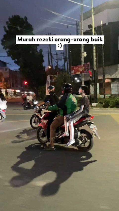 Momen Haru Ojol Bantu Manusia Silver Pulang karena Tak Ada Ongkos, Sungguh Menyentuh Hati