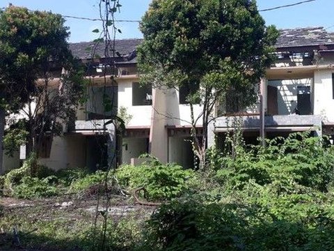 The Gloomy Appearance of an Abandoned Old Housing Complex in Pulogadung, Resembling a Ghost Town