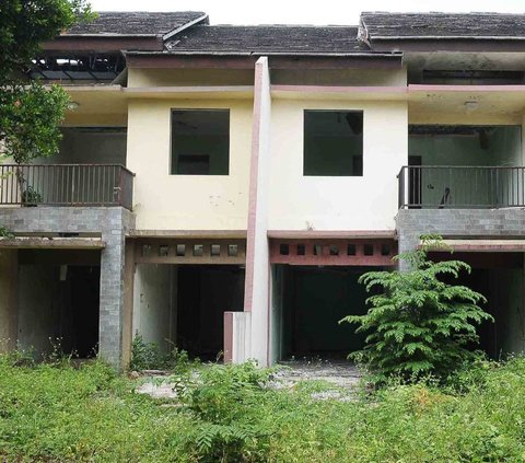 The Gloomy Appearance of an Abandoned Old Housing Complex in Pulogadung, Resembling a Ghost Town