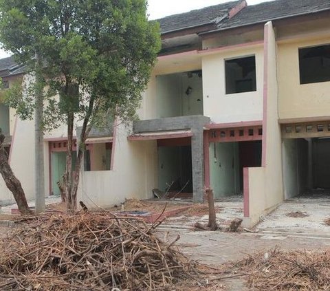 The Gloomy Appearance of an Abandoned Old Housing Complex in Pulogadung, Resembling a Ghost Town