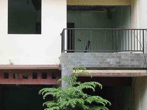 The Gloomy Appearance of an Abandoned Old Housing Complex in Pulogadung, Resembling a Ghost Town