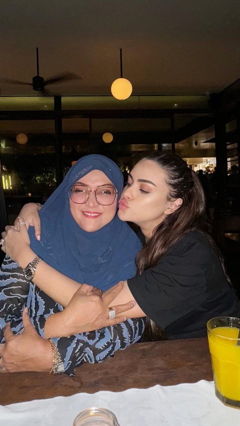 9 Potret Kebersamaan Sarah Ahmad dan Sang Mama, Sama-Sama Wanita Hebat

9 Pictures of Togetherness between Sarah Ahmad and Her Mother, Equally Amazing Women