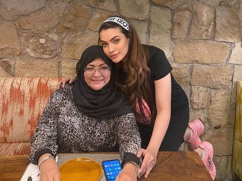 9 Potret Kebersamaan Sarah Ahmad dan Sang Mama, Sama-Sama Wanita Hebat