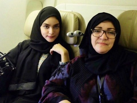 9 Potret Kebersamaan Sarah Ahmad dan Sang Mama, Sama-Sama Wanita Hebat