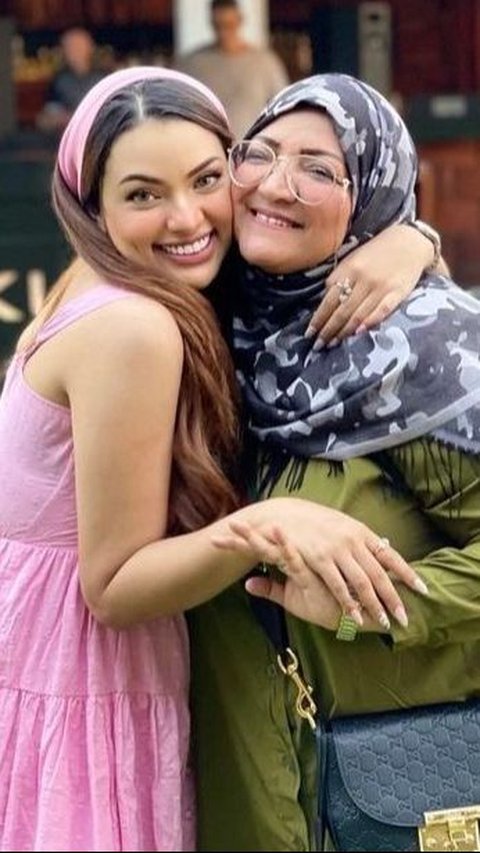 Kehidupan Sarah kini lebih berwarna bersama mama tercinta.