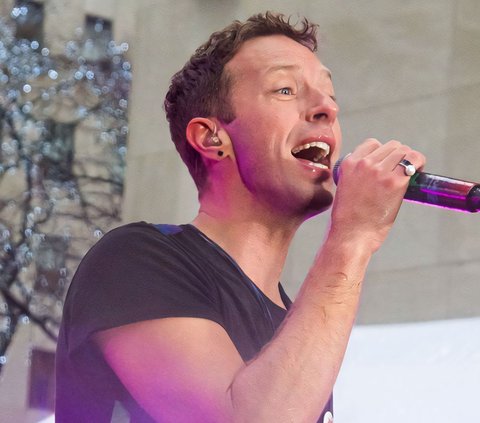 Heboh! Pemuda Medan Jadi Desainer Kartu Undangan Pernikahan Crazy Rich Hong Kong, Ketemu Vokalis Coldplay Chris Martin Jadi Wedding Singer