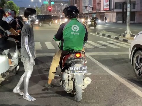 Momen Haru Ojol Bantu Manusia Silver Pulang karena Tak Ada Ongkos, Sungguh Menyentuh Hati