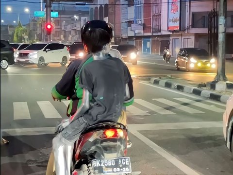 Momen Haru Ojol Bantu Manusia Silver Pulang karena Tak Ada Ongkos, Sungguh Menyentuh Hati