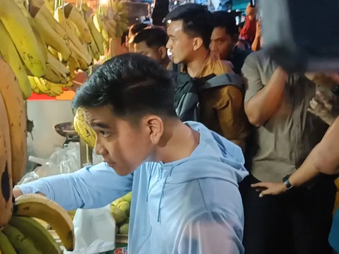 Gibran Bagi-Bagi Susu di Penjaringan Jakut dan Keliling Pasar Beli Pisang