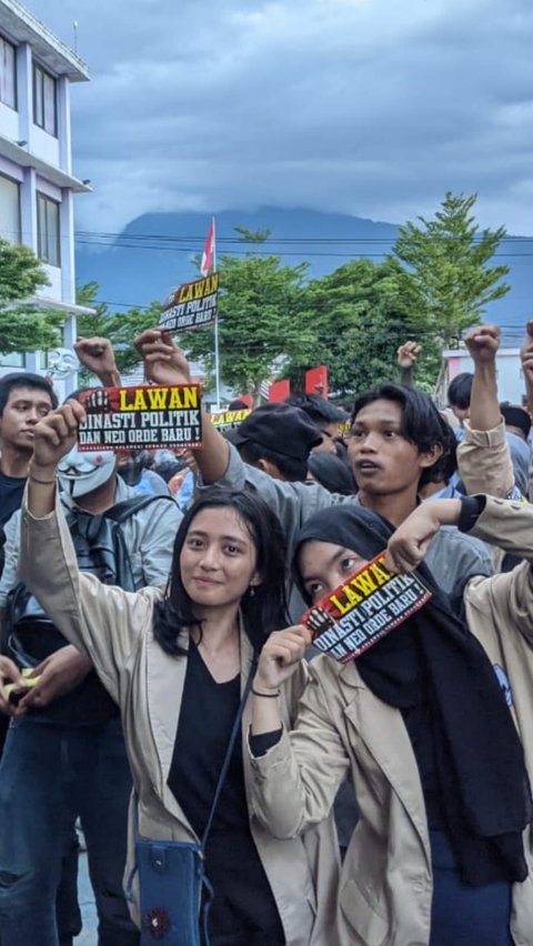 FOTO: Aksi Ratusan Mahasiswa di Palu Serempak Tolak Politik Dinasti dan Pelanggaran HAM