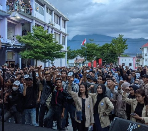 FOTO: Aksi Ratusan Mahasiswa di Palu Serempak Tolak Politik Dinasti dan Pelanggaran HAM