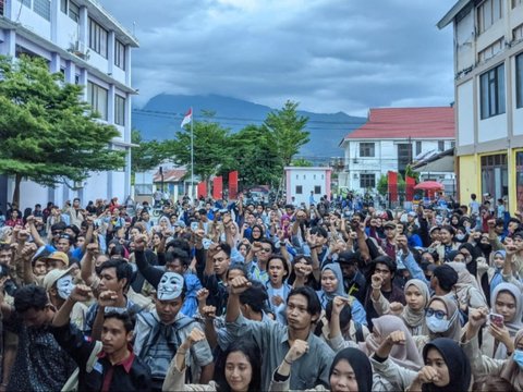 FOTO: Aksi Ratusan Mahasiswa di Palu Serempak Tolak Politik Dinasti dan Pelanggaran HAM