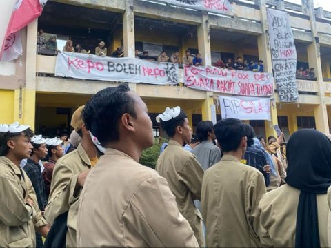 FOTO: Aksi Ratusan Mahasiswa di Palu Serempak Tolak Politik Dinasti dan Pelanggaran HAM