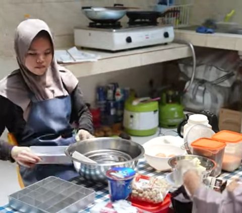 Ibu Rumah Tangga Iseng Buat Brownis Modal Rp150.000, Kini Jadi Ladang Usaha & Raup Omzet Rp45 Juta per Bulan