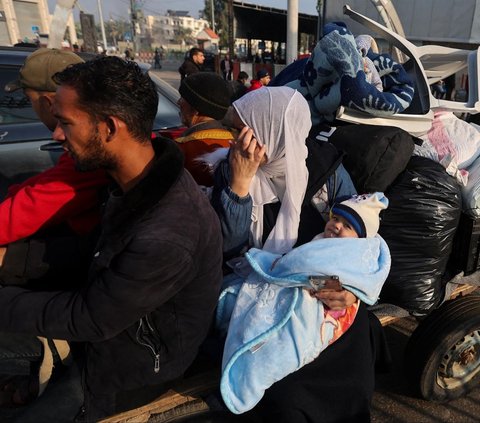 FOTO: Serangan Udara Israel Kembali Hujani Gaza, Warga Palestina Berbondong-bondong Mengungsi