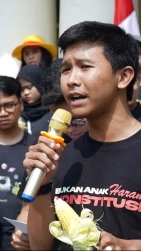 Ia mengkritik kepemimpinan Presiden Jokowi dan pencalonan Gibran sebagai Calon Wakil Presiden. Ia melaksanakan aksi bersama mahasiswa yang lain.