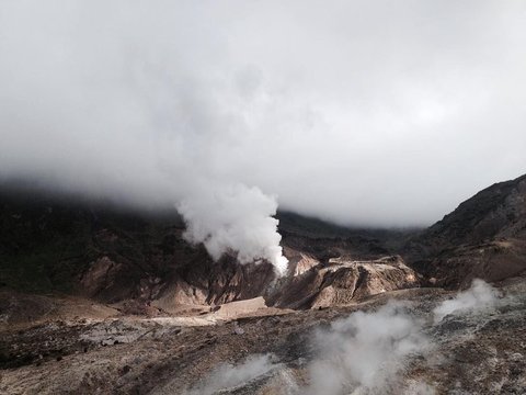 Mitos Gunung Papandayan Garut, Misteri Kaki Besar dan Kisah Tragis Kawah Pengantin