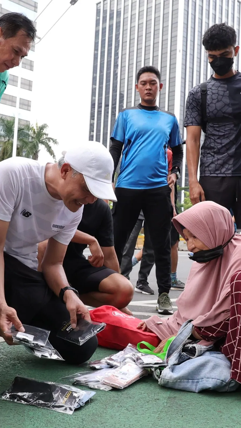 Momen Ganjar Pranowo Borong Dagangan Siti di CFD