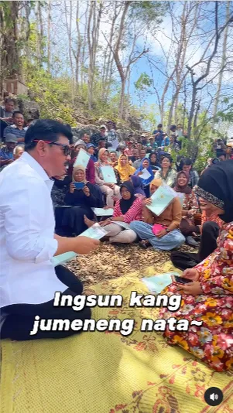 Tak sekedar bertemu dengannya, Hadi Tjahjanto juga sempat unjuk kebolehan menyanyikan lagu jawa bak seorang sinden profesional.<br>