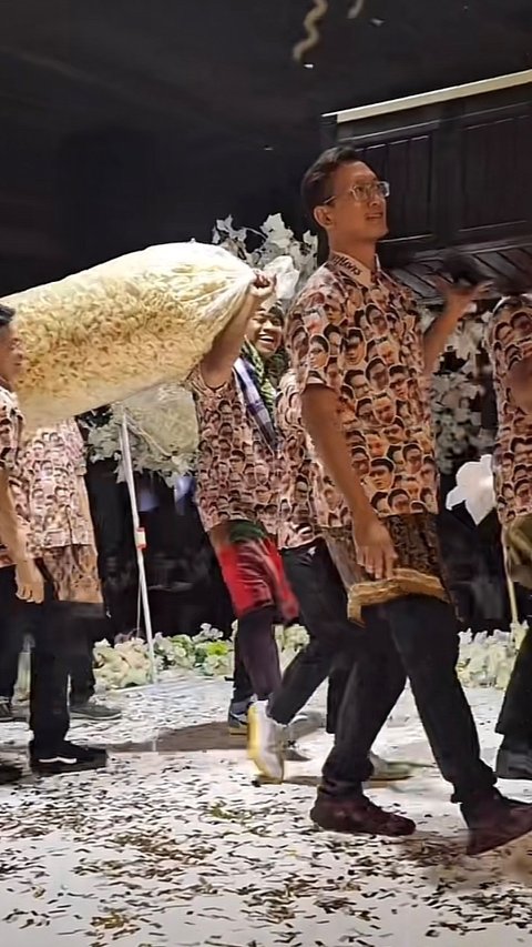 <b>Viral Aksi 50 Tamu Undangan Pakai Baju Kembar Wajah Pengantin Pria, Bawa Kado Heboh dari Kasur sampai 1 Karung Kerupuk</b>