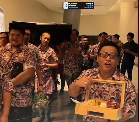 Viral Aksi 50 Tamu Undangan Pakai Baju Kembar Wajah Pengantin Pria, Bawa Kado Heboh dari Kasur sampai 1 Karung Kerupuk